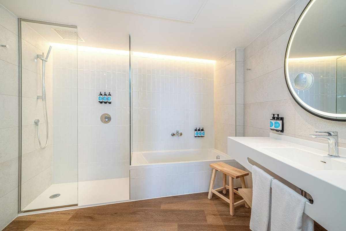 shower, rainfall showerhead, free toiletries, hair dryer