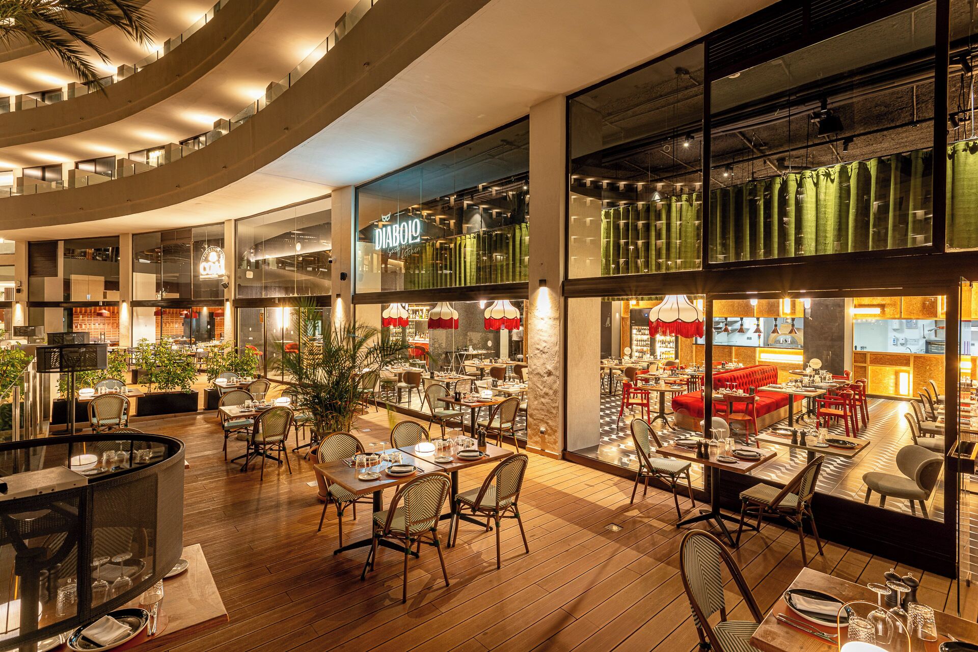 3 restaurants, breakfast, lunch, dinner served; international cuisine