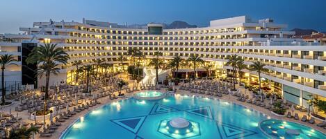 2 ulkouima-allasta, aurinkovarjoja, aurinkotuoleja