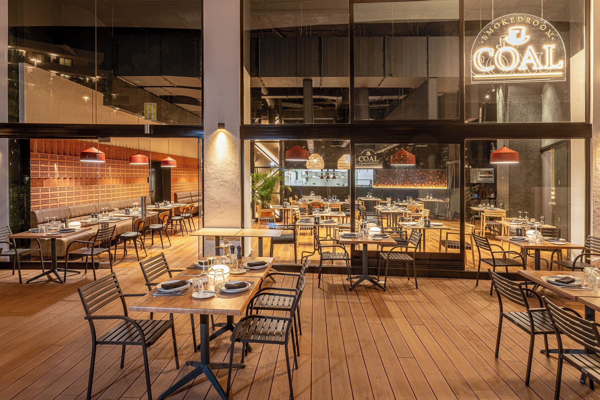 3 restaurants, breakfast, lunch, dinner served; international cuisine