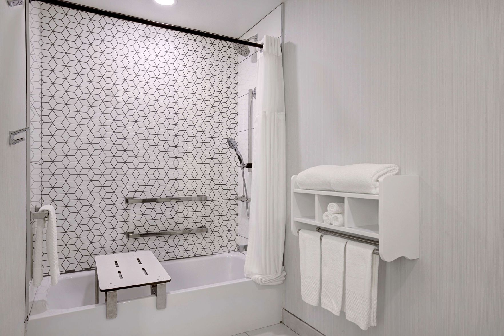 Bad | Kombinert dusj/badekar, designertoalettartikler, hårføner og håndklær