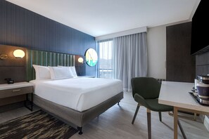 ألحفة محشوة بالريش وأسرّة بطبقة علوية مريحة وخزنة داخل الغرفة ومكتب