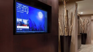 Un panel digital que muestra el clima y eventos locales de San Francisco, California.