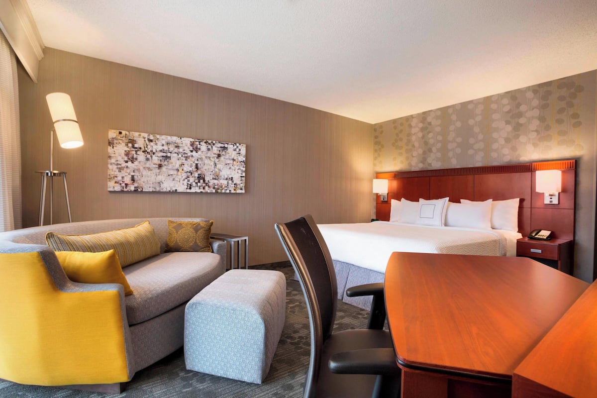 1 bedroom, premium bedding, desk, laptop workspace