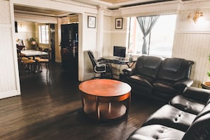 Reception - Niwas Inn (Fife)