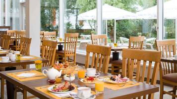 Desayuno completo diario (EUR 19 por persona)