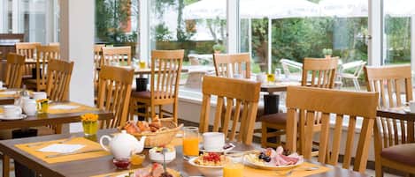 Desayuno completo diario (EUR 19 por persona)