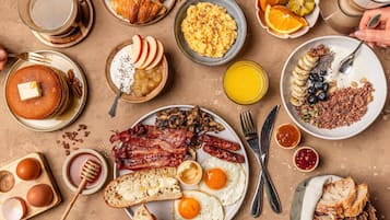 Tägliches großes Frühstück (19 EUR pro Person)