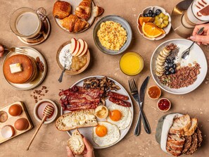 Desayuno completo todos los días (EUR 19 por persona) 