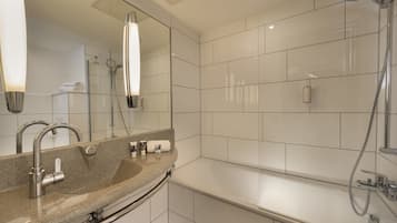Bañera con ducha, artĂculos de tocador ecolĂłgicos, secador de pelo