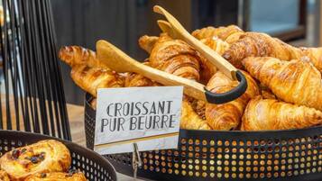 Een presentatie van croissants en een bordje met de tekst 'Croissant Pur Beurre'.