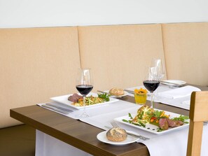 Se sirven desayunos, comidas y cocina regional con vista a la alberca