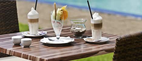 Aperto a colazione e pranzo, cucina regionale, con vista sulla piscina
