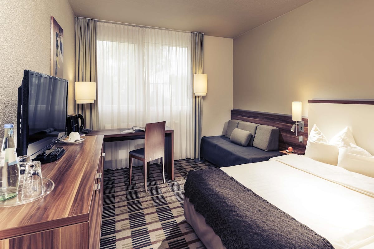 Coffre-fort, bureau, rideaux dâobscurcissement, systĂšme dâinsonorisation