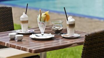 Se sirven desayunos y cocina regional (con vistas a la piscina)