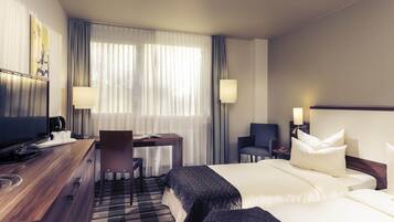 Brankas, meja kerja, tirai kedap cahaya, dan kedap suara