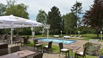 Una piscina al aire libre de temporada