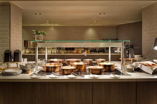 Petit déjeuner et dîner servis sur place