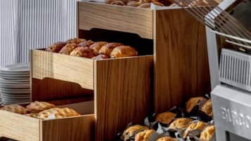 Daily buffet breakfast (GBP 18.95 per person)