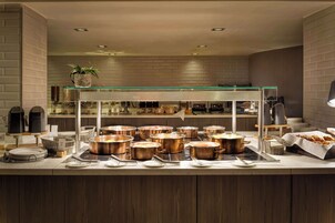 供应早餐和晚餐，英国菜