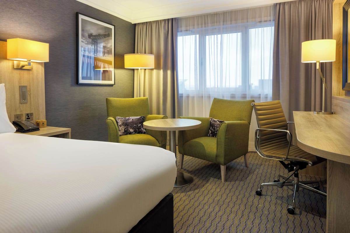 Executive Room, 1 King Bed (Lounge Access) | Hypo-allergenic bedding, in-room safe, desk, laptop workspace