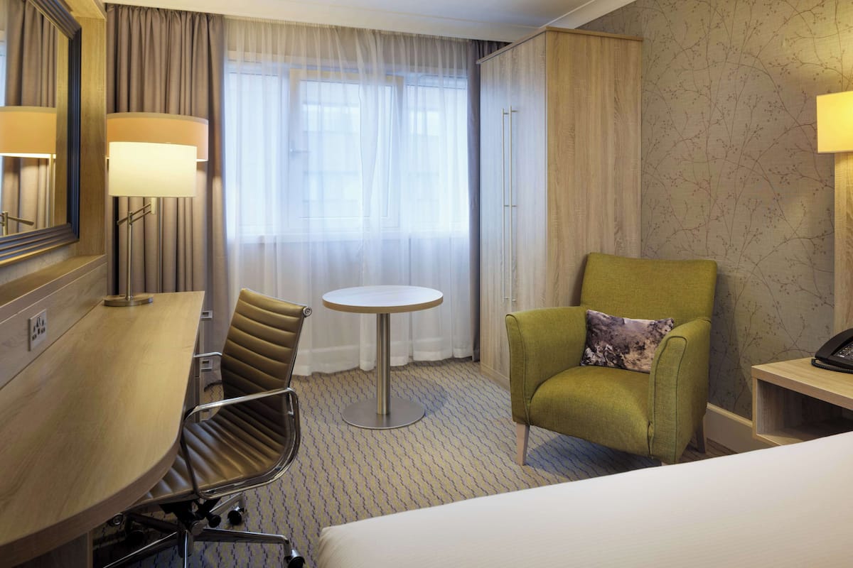 Room, 1 Queen Bed | Hypo-allergenic bedding, in-room safe, desk, laptop workspace