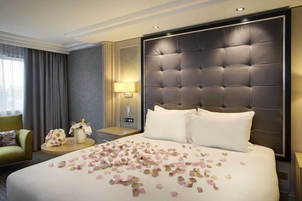 king, suite, 1 bedroom | hypo-allergenic bedding, in-room safe, desk, laptop workspace