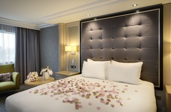 King, ห้องสวีท, 1 ห้องนอน | เครื่องนอนป้องกันสารก่อภูมิแพ้, ตู้นิรภัยในห้องพัก, โต๊ะทำงาน
