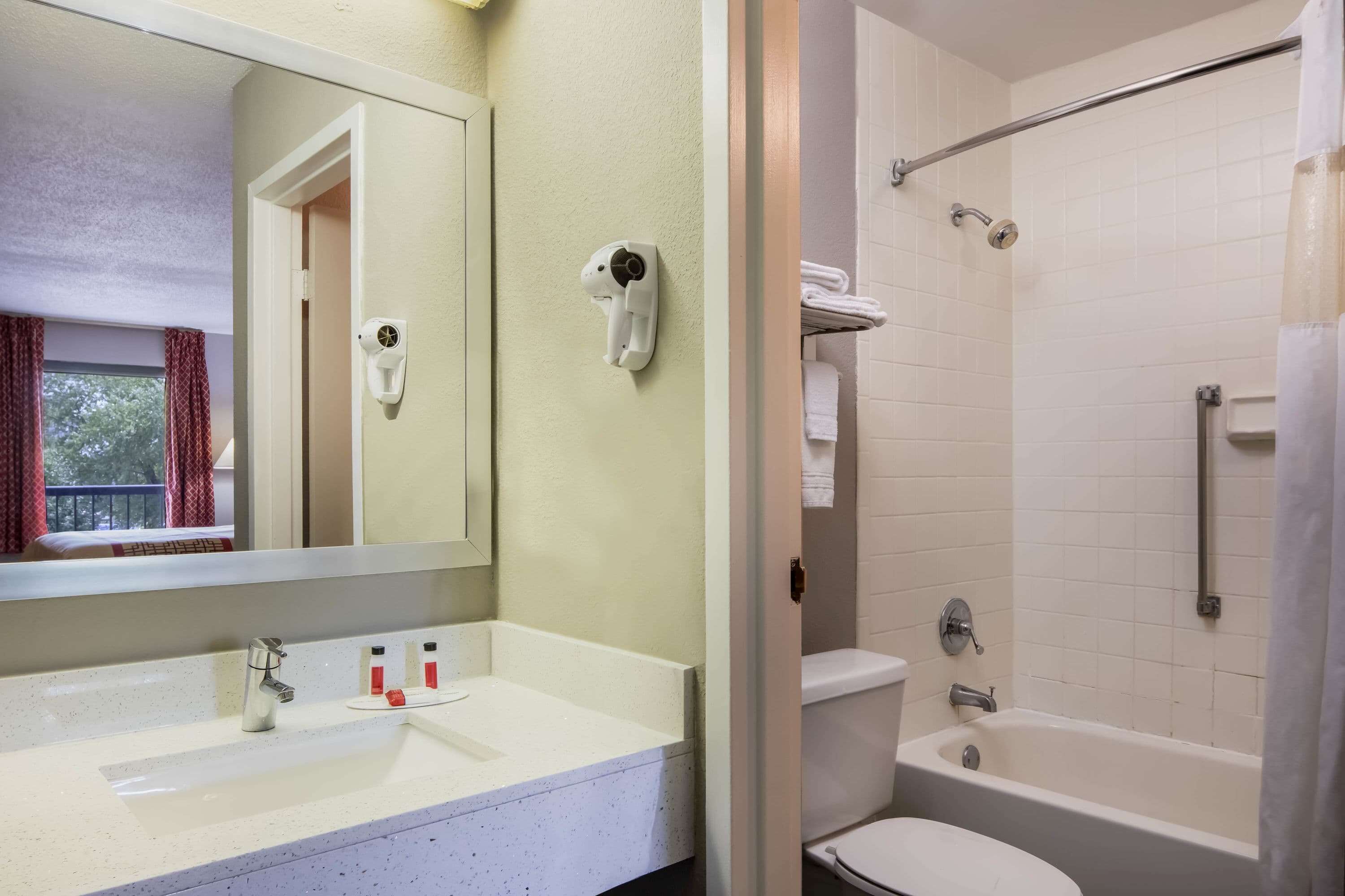 Een bad/douchecombinatie, milieuvriendelijke toiletartikelen