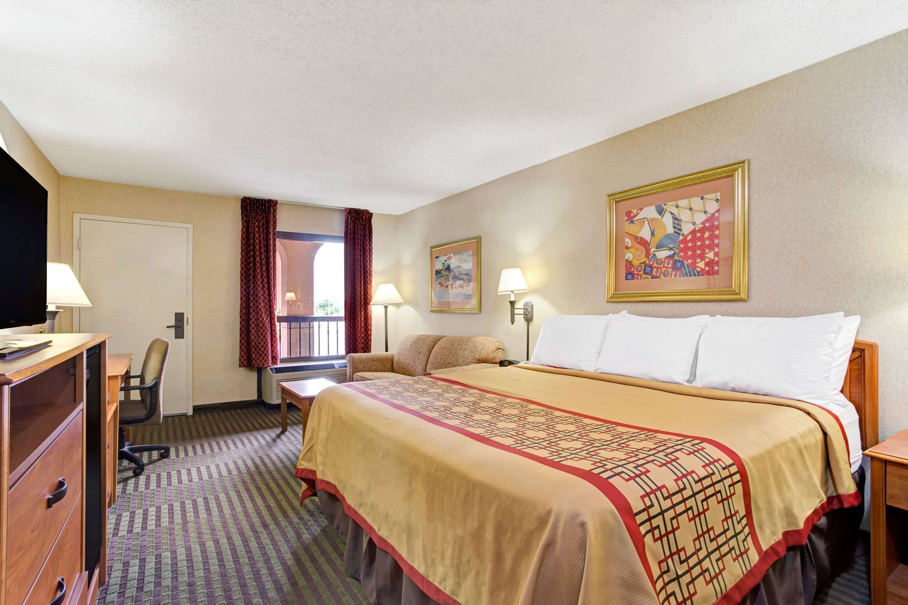 Standard Room, 1 King Bed | Desk, blackout drapes, soundproofing, free WiFi