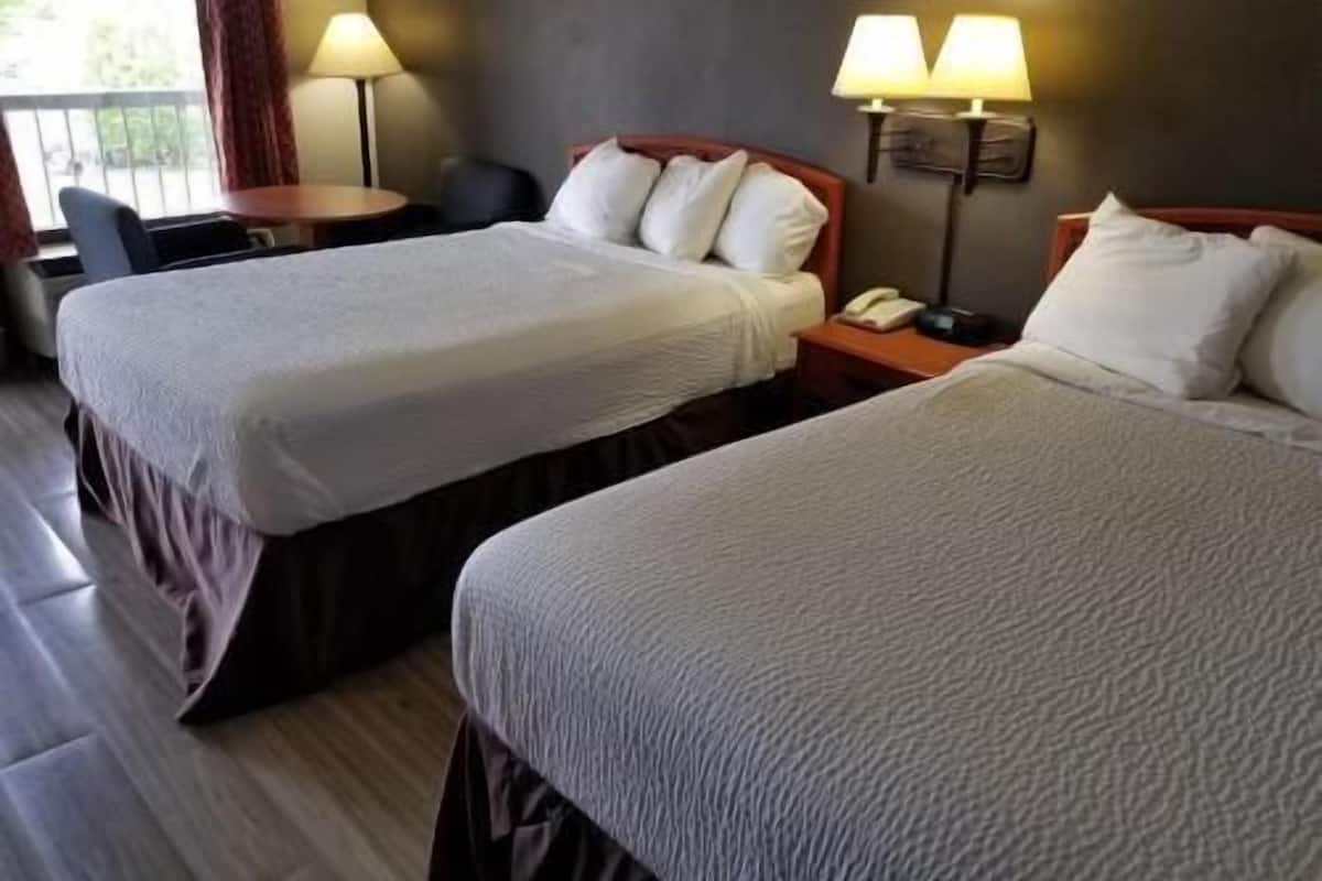 Desk, blackout curtains, soundproofing, free WiFi