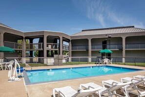 Piscine extérieure (ouverte en saison)