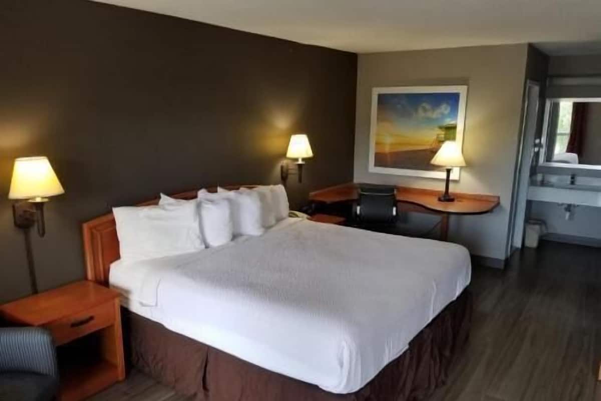 Desk, blackout curtains, soundproofing, free WiFi