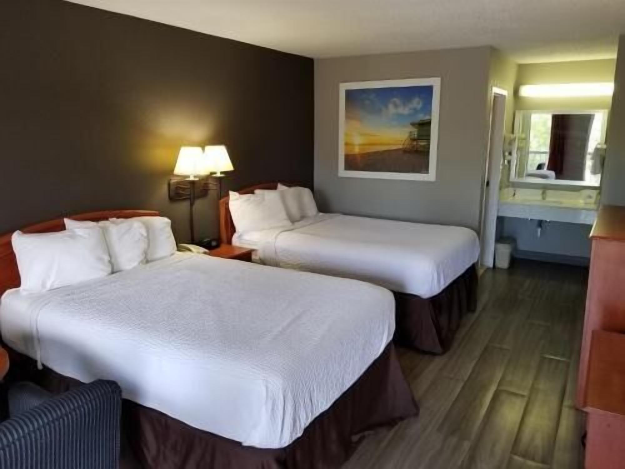 Desk, blackout curtains, soundproofing, free WiFi