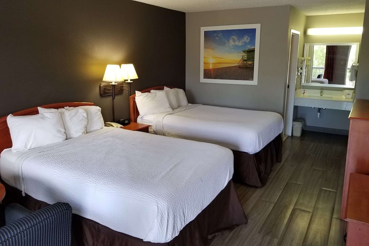 Habitación doble, 2 camas dobles | 1 dormitorio, escritorio, cortinas opacas y sistema de insonorización