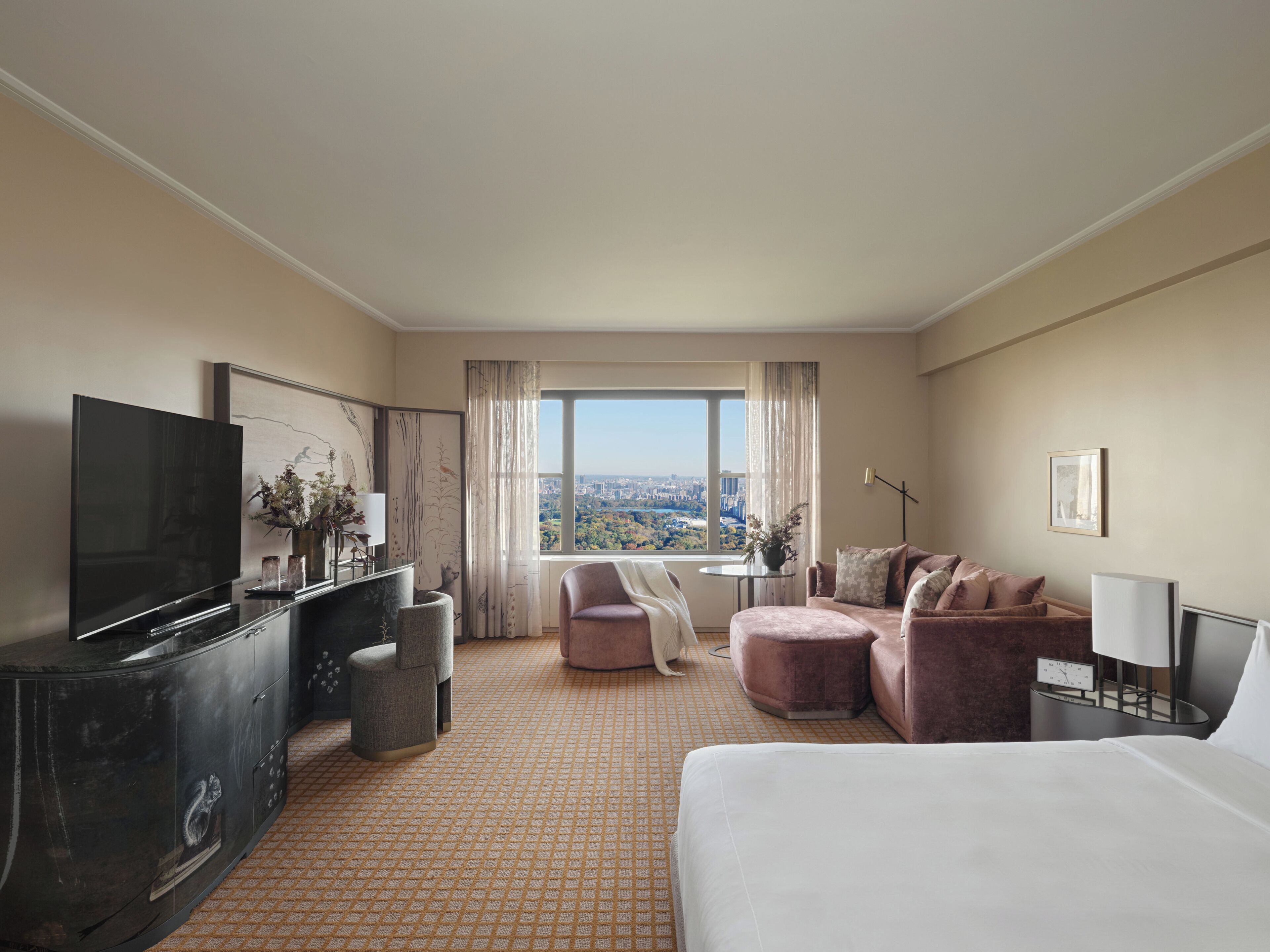 Panoramic Room, 1 King Bed, Accessible Bathtub, Park View (Meadow Suite) | Hypo-allergenic bedding available, in-room safe, desk, laptop workspace