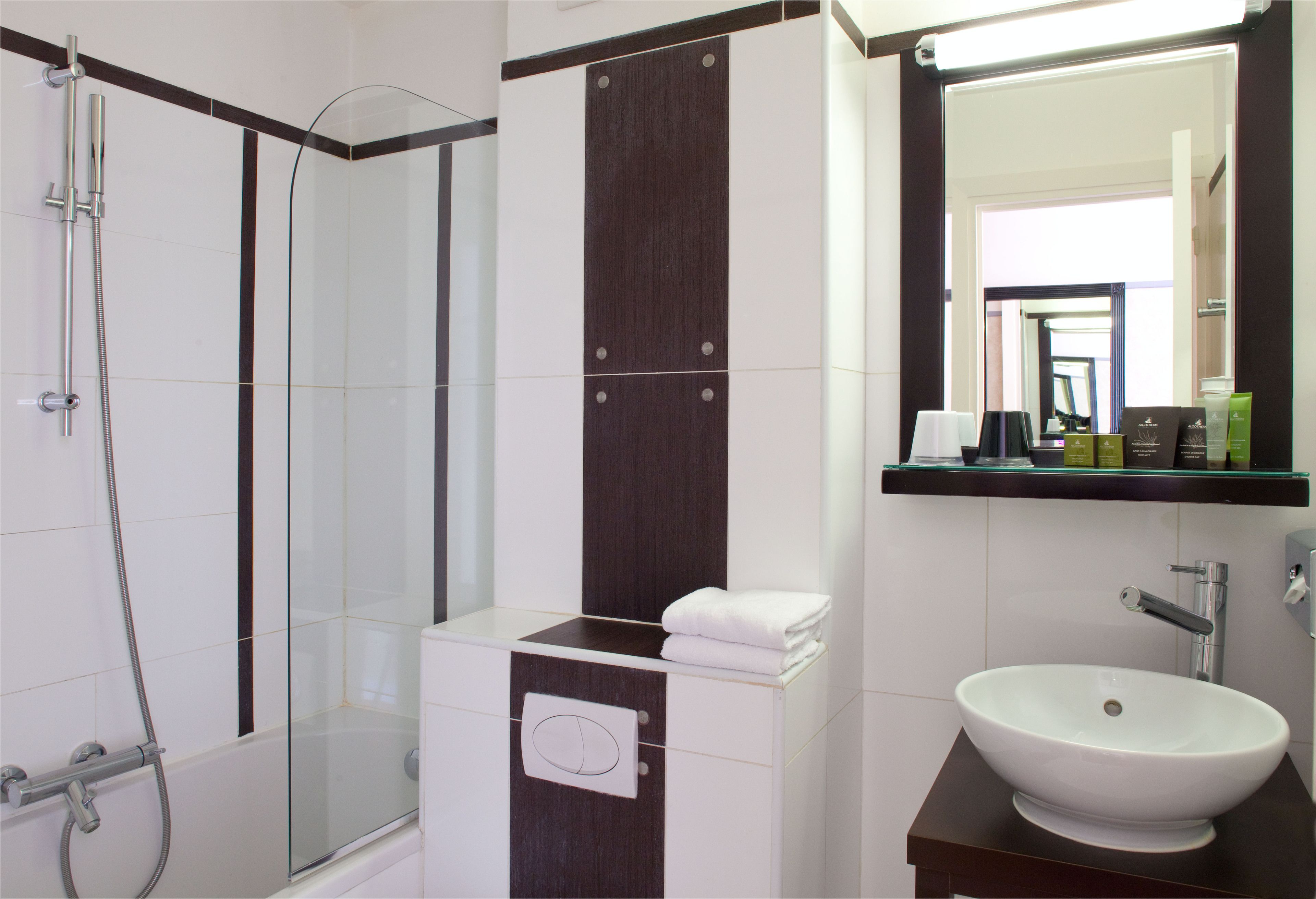 combined shower/bathtub, eco-friendly toiletries, hair dryer, towels