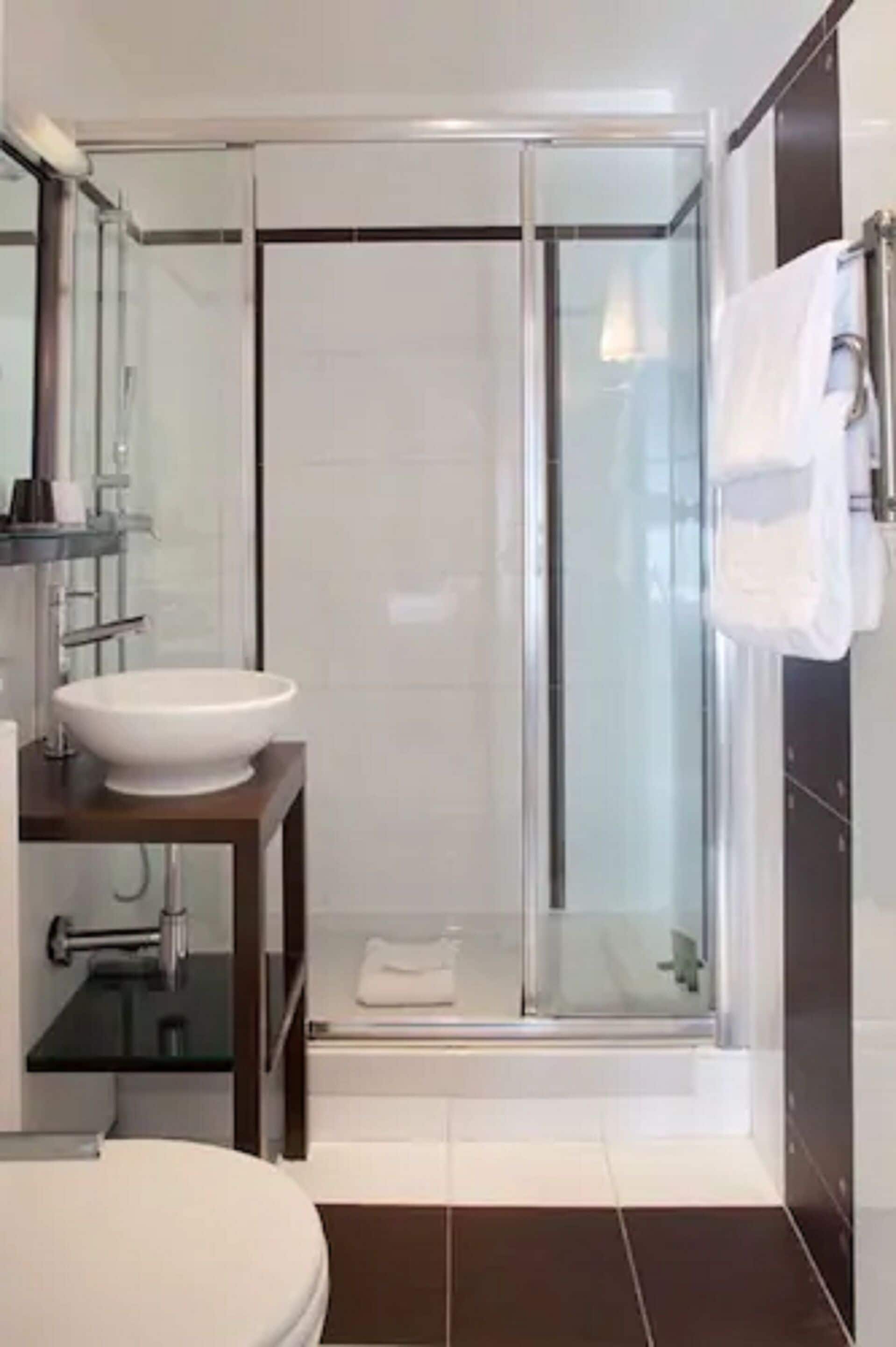 club room | bathroom | combined shower/bathtub, eco-friendly toiletries, hair dryer, towels