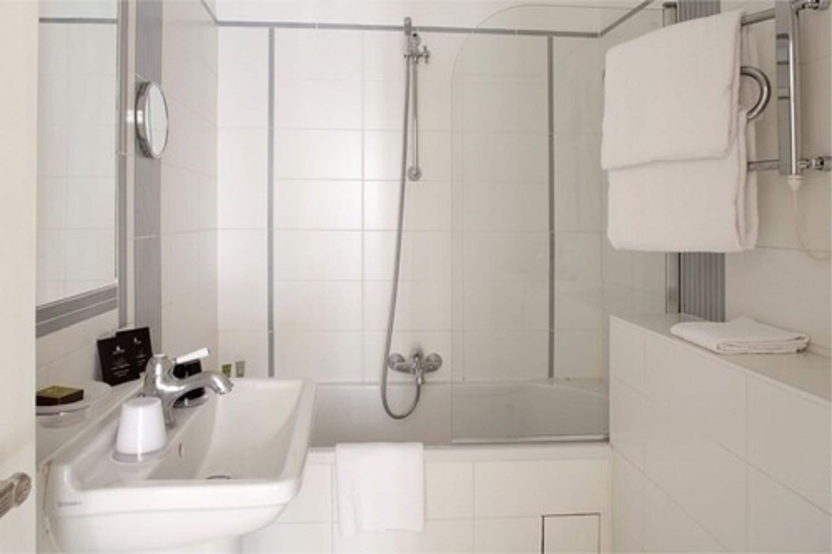 classic room | bathroom | combined shower/bathtub, eco-friendly toiletries, hair dryer, towels