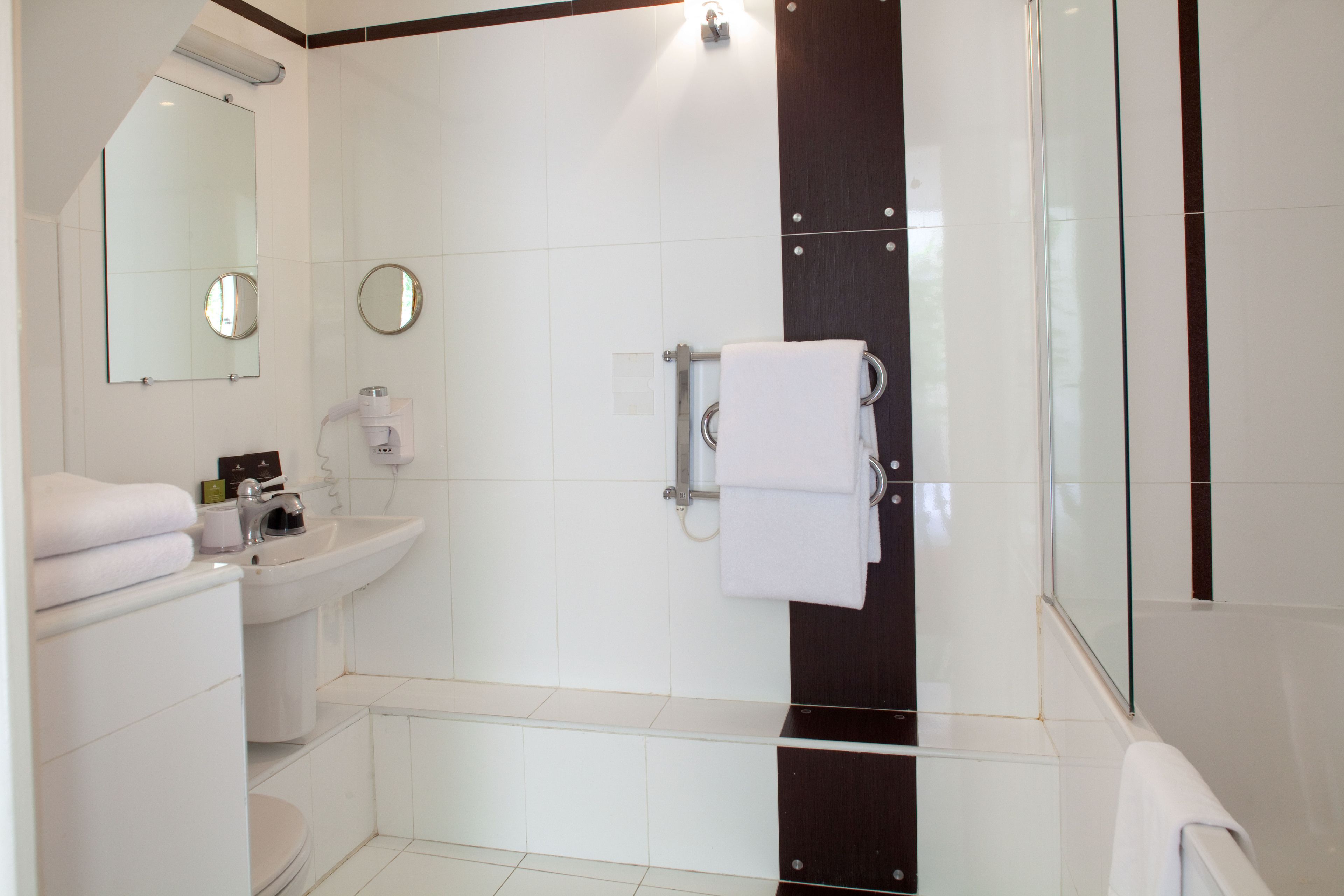 superior triple room | bathroom | combined shower/bathtub, eco-friendly toiletries, hair dryer, towels