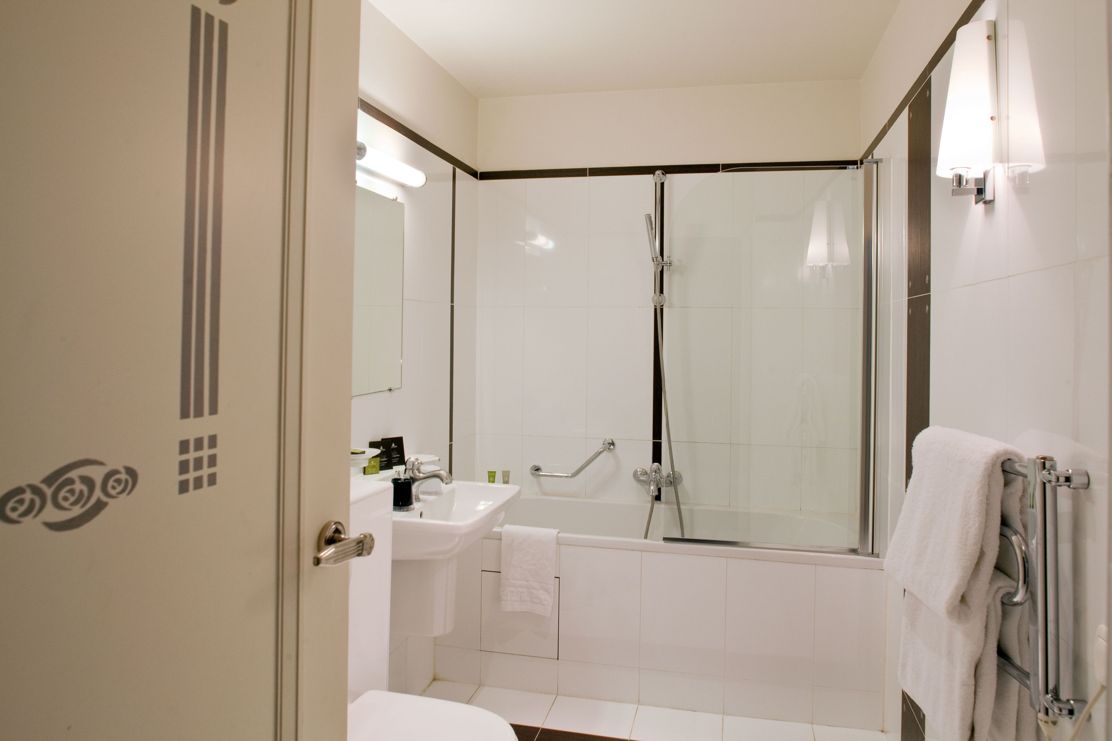 superior room | bathroom | combined shower/bathtub, eco-friendly toiletries, hair dryer, towels