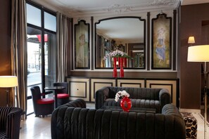 Lobby lounge