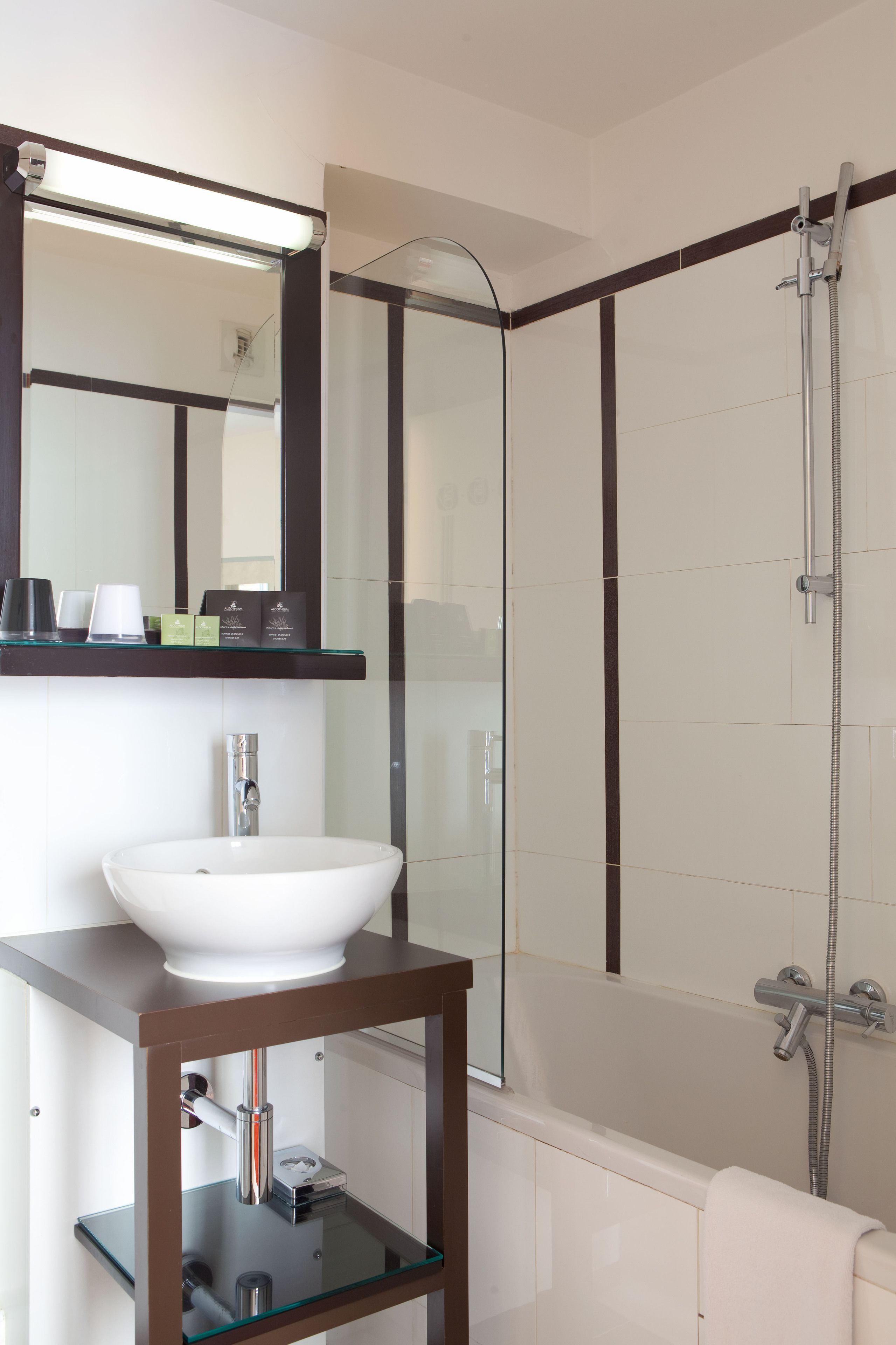 combined shower/bathtub, eco-friendly toiletries, hair dryer, towels