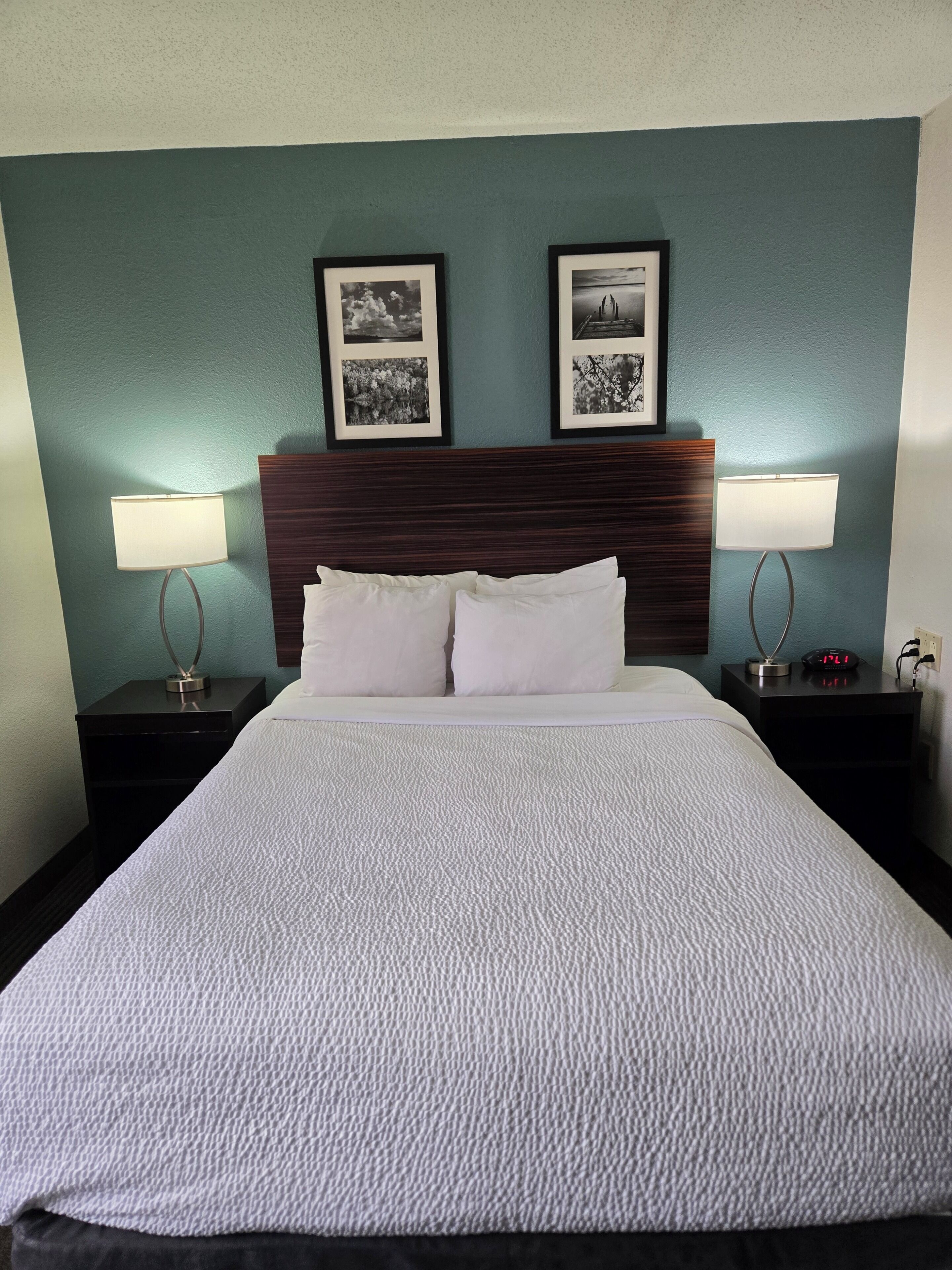 Escritorio, tabla de planchar con plancha, wifi gratis y ropa de cama 