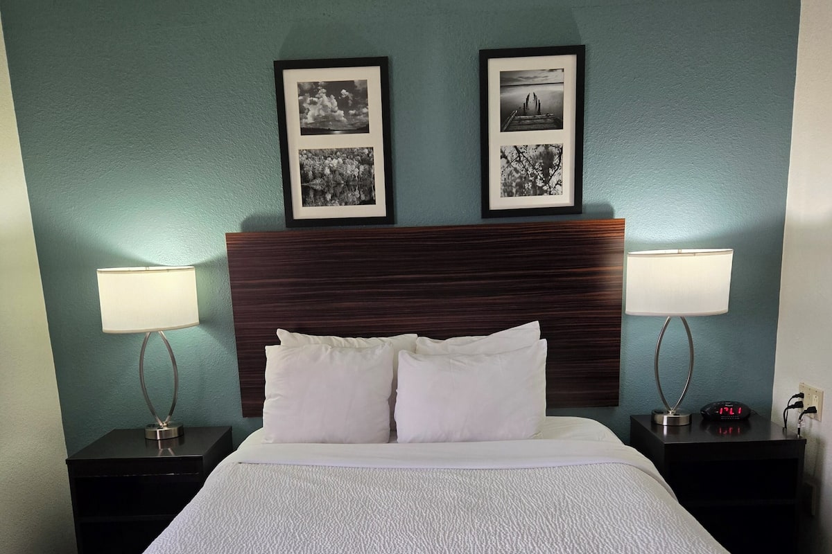 Desk, iron/ironing board, free WiFi, bed sheets