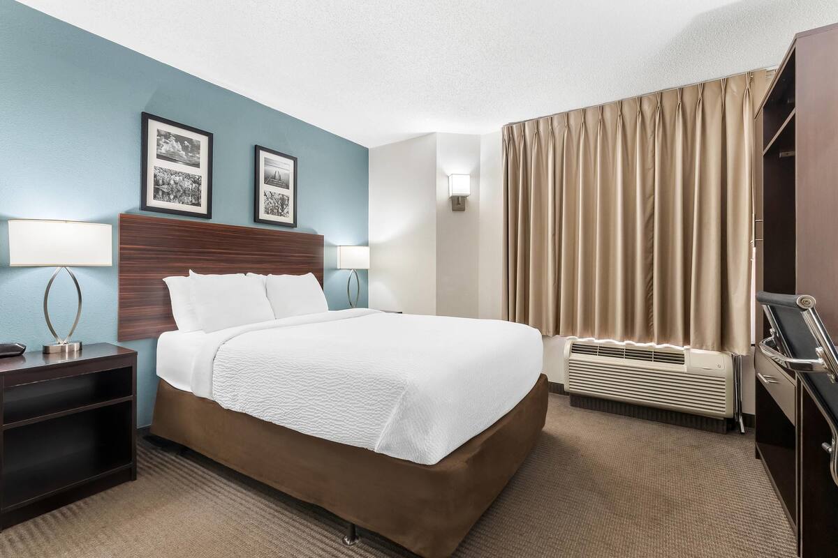 Room, 1 Queen Bed, Accessible, Non Smoking (Roll-In Shower) | Desk, iron/ironing board (on request), WiFi (free), bed sheets