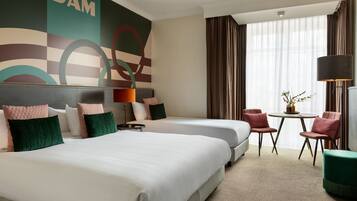 Deluxe Triple Room | Peralatan tempat tidur premium, bar mini, peti besi dalam bilik, meja