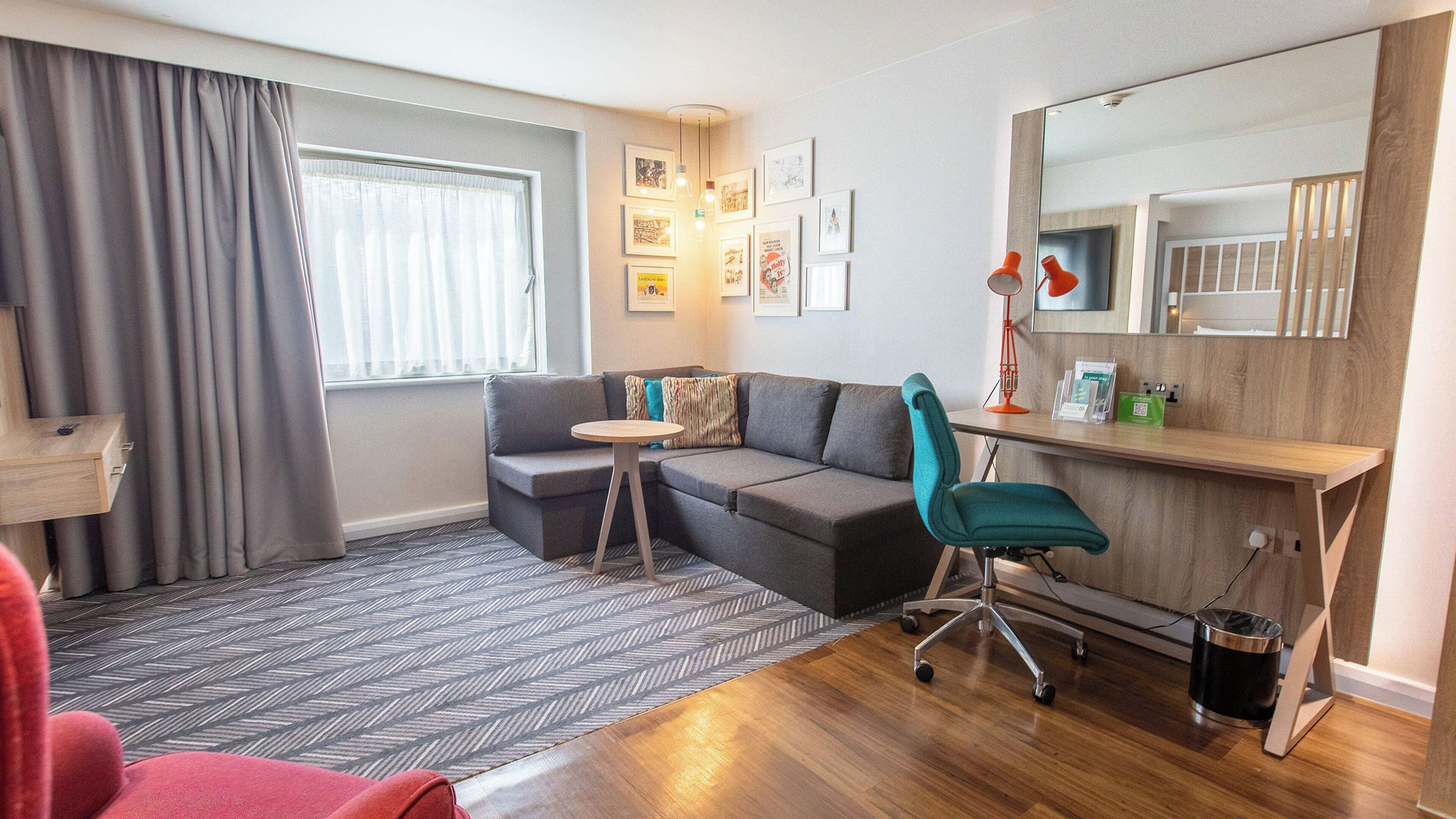 Caja de seguridad en la habitación, escritorio y cortinas blackout 