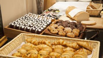 Daily buffet breakfast (GBP 16.95 per person)