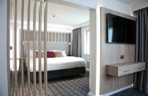 Suite, 1 King Bed | In-room safe, desk, blackout drapes, iron/ironing board
